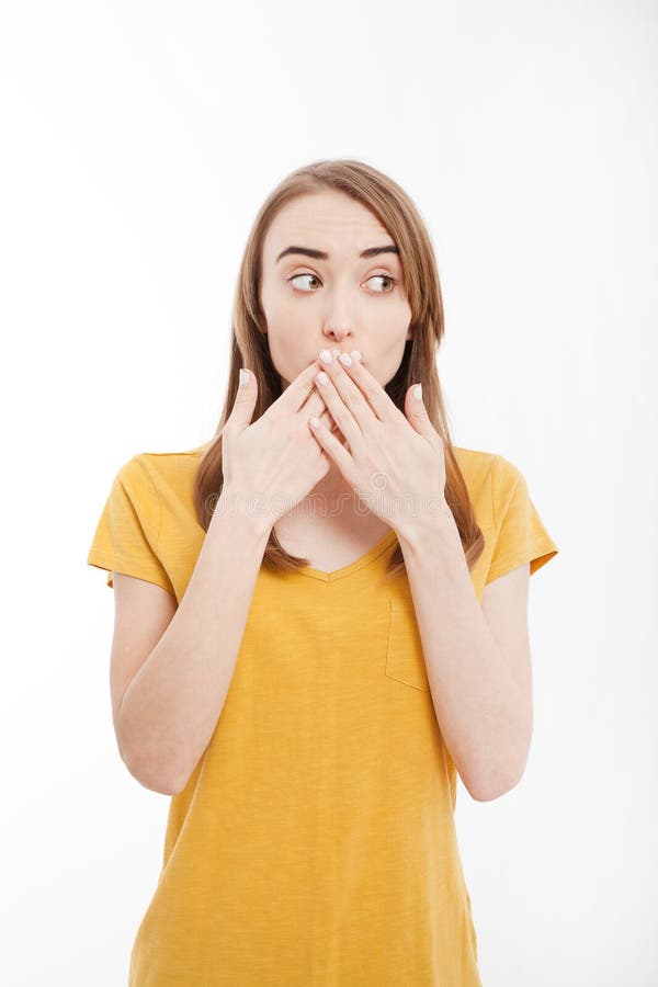 Abschluss der jungen Frau ihr Mund durch Hände auf weißem Hintergrund Kopieren Sie Raum und verspotten Sie oben Platz für die Wer stockfotos Abschluss der jungen Frau ihr Mund durch Hände auf weißem Hintergrund Kopieren Sie Raum und verspotten Sie oben Platz für die Wer stockfotos