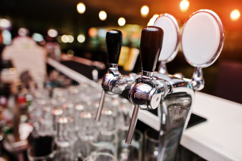 Abschluss des Bierhahnhintergrundes leuchtet an der Kneipe lizenzfreies stockbild Abschluss des Bierhahnhintergrundes leuchtet an der Kneipe lizenzfreies stockbild
