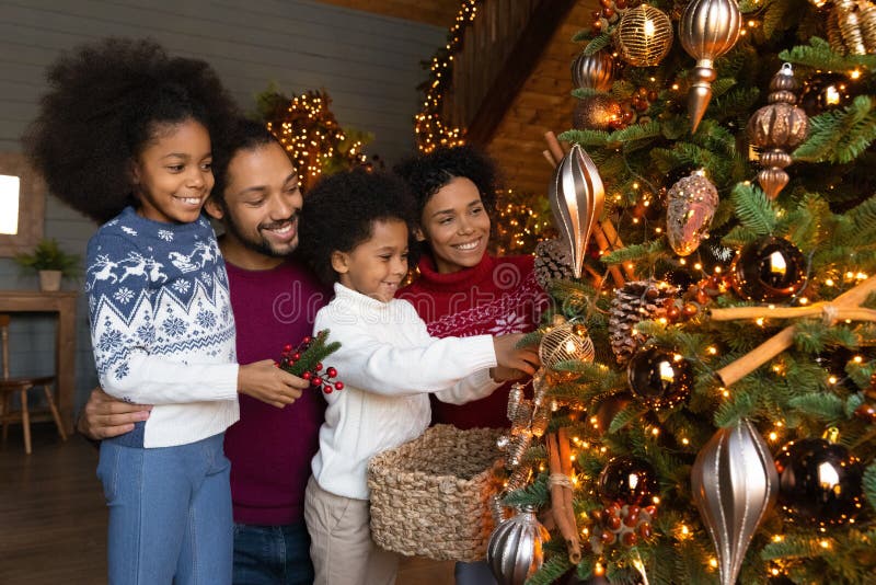 Abschluss in glückliche Afroamerikanereltern mit den Kindern, die Weihnachten feiern. stockbilder