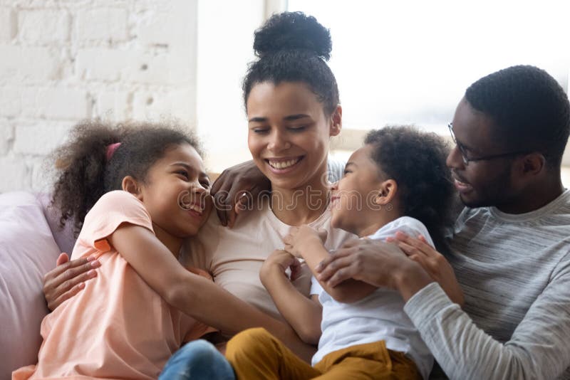 Abschluss, glückliche Familie des Afroamerikaners mit zwei Kindern genießen. stockfotografie
