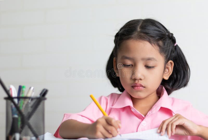 Abschluss herauf das kleine Mädchen tut Hausarbeit bedacht stockfotografie Abschluss herauf das kleine Mädchen tut Hausarbeit bedacht stockfotografie