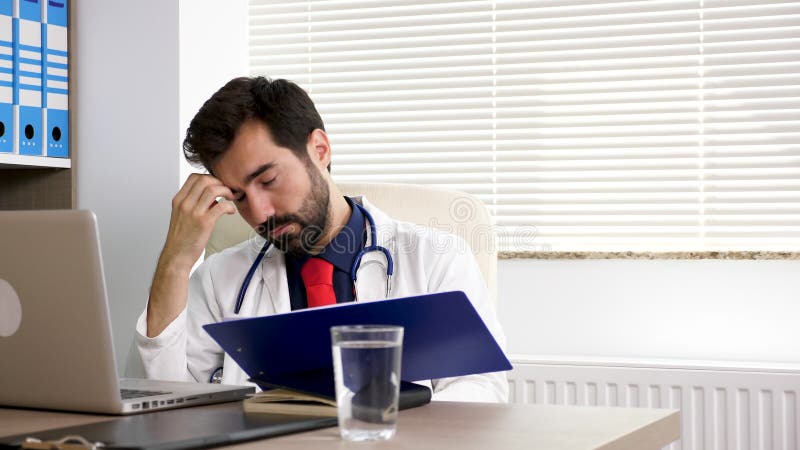 Abschluss herauf Doktor im Bürodenken und in seinem Assistenten holt die Laborergebnisse stock video footage