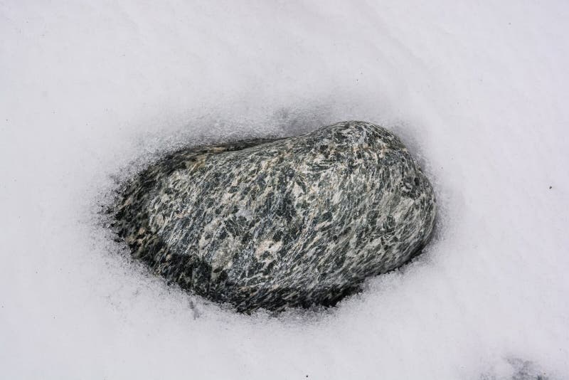 Abschluss herauf grauen Stein liegt im Schnee im Naturmuster stockbilder Abschluss herauf grauen Stein liegt im Schnee im Naturmuster stockbilder