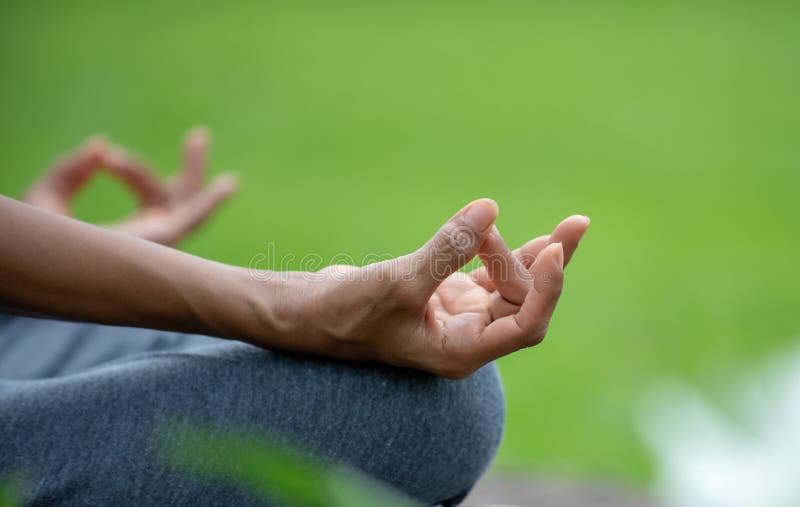 Abschluss herauf Handälteres Frauenyoga und Lotos werfen Meditation auf und entspannen sich im Naturpark lizenzfreies stockfoto Abschluss herauf Handälteres Frauenyoga und Lotos werfen Meditation auf und entspannen sich im Naturpark lizenzfreies stockfoto