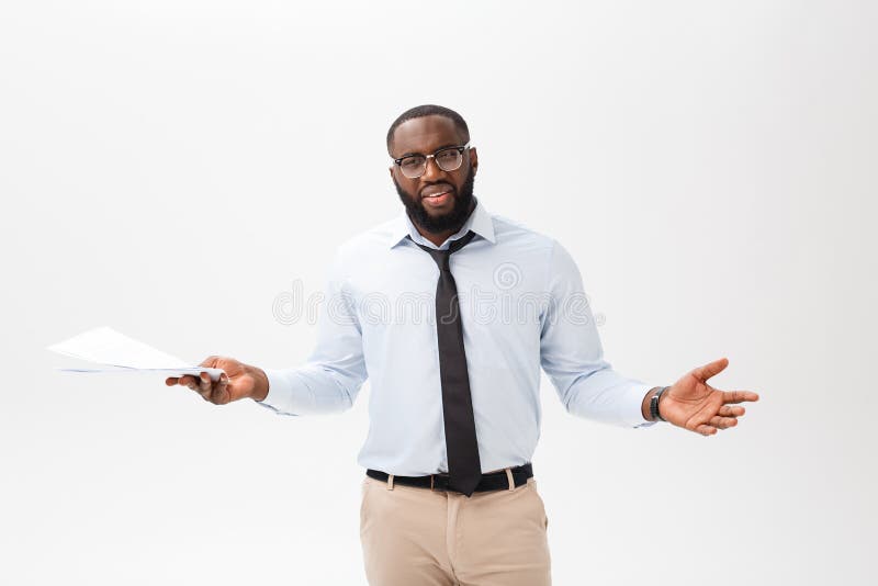 Abschluss herauf jungen afro-amerikanischen Geschäftsmann mit dem Betrachten der Kamera beim Halten des Dokumentenpapiers lizenzfreie stockfotografie Abschluss herauf jungen afro-amerikanischen Geschäftsmann mit dem Betrachten der Kamera beim Halten des Dokumentenpapiers lizenzfreie stockfotografie