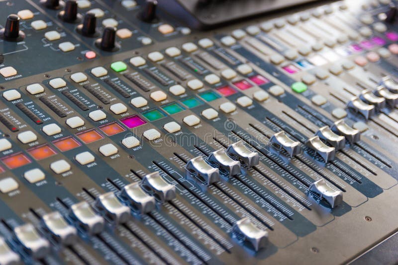 Abschluss herauf mischende Konsole eines großen Hifisystems, der Audiogeräte und des Bedienfelds stockfoto Abschluss herauf mischende Konsole eines großen Hifisystems, der Audiogeräte und des Bedienfelds stockfoto