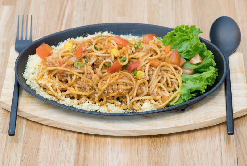 Abschluss herauf Nahrung: Köstliche Spaghettis mit Hackfleisch und Gemüse Draufsicht über Holztisch mit Löffel und Gabel stockfoto Abschluss herauf Nahrung: Köstliche Spaghettis mit Hackfleisch und Gemüse Draufsicht über Holztisch mit Löffel und Gabel stockfoto