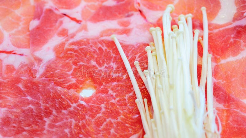Abschluss herauf neues rohes gemarmortes Schweinefleischdia und goldenen Nadelpilz oder enoki Pilz gestapelt auf Platte für shubu stockfotografie Abschluss herauf neues rohes gemarmortes Schweinefleischdia und goldenen Nadelpilz oder enoki Pilz gestapelt auf Platte für shubu stockfotografie