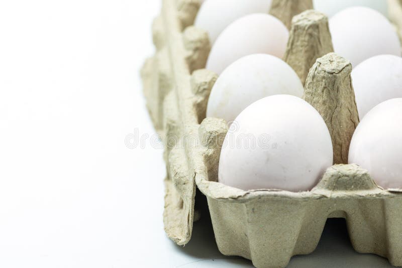 Abschluss herauf organische Enteneier beim Papierverpacken lizenzfreies stockbild Abschluss herauf organische Enteneier beim Papierverpacken lizenzfreies stockbild