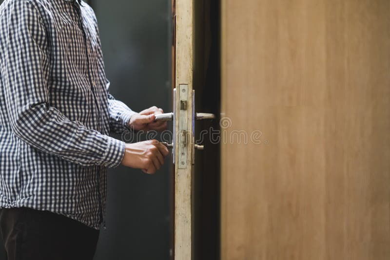 Abschluss herauf Personenhand im karierten Hemd öffnet Tür unter Verwendung der Schlüssel stockfotos Abschluss herauf Personenhand im karierten Hemd öffnet Tür unter Verwendung der Schlüssel stockfotos
