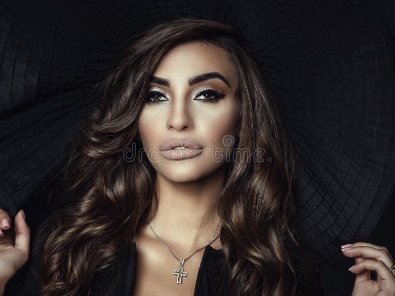 Abschluss herauf Porträt einer herrlichen Frau mit dem luxuriösen glänzenden gewellten Haar und perfekte bilden das Halten der br stockfoto Abschluss herauf Porträt einer herrlichen Frau mit dem luxuriösen glänzenden gewellten Haar und perfekte bilden das Halten der br stockfoto