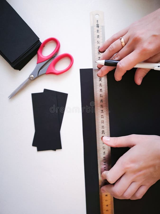 Abschluss herauf Schuss - Berufsfrauendekorateur, Designer, der mit Kraftpapier arbeitet und Umschlag an der Werkstatt, Studio ma stockfoto Abschluss herauf Schuss - Berufsfrauendekorateur, Designer, der mit Kraftpapier arbeitet und Umschlag an der Werkstatt, Studio ma stockfoto