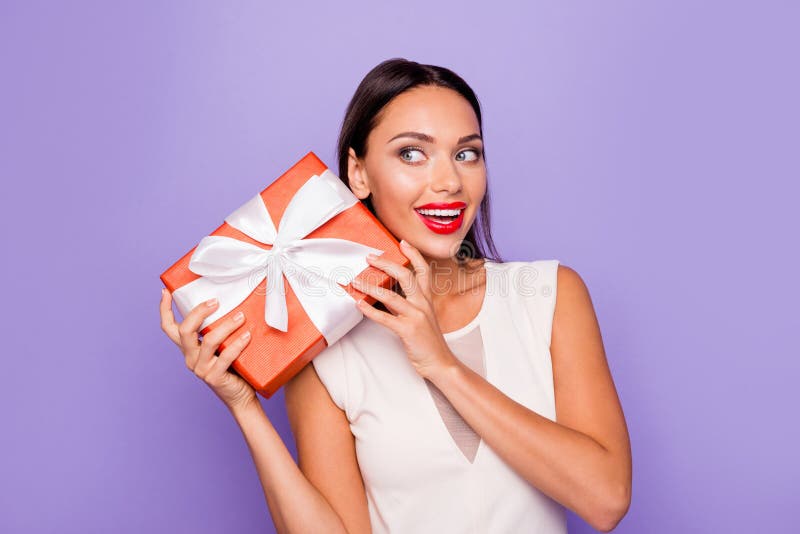 Abschluss herauf schönes erstaunliches des Fotos wunderte sich sie, die ihre Dame giftbox Handarme halten, Raum-Faszinationsreiz lizenzfreie stockfotos Abschluss herauf schönes erstaunliches des Fotos wunderte sich sie, die ihre Dame giftbox Handarme halten, Raum-Faszinationsreiz lizenzfreie stockfotos