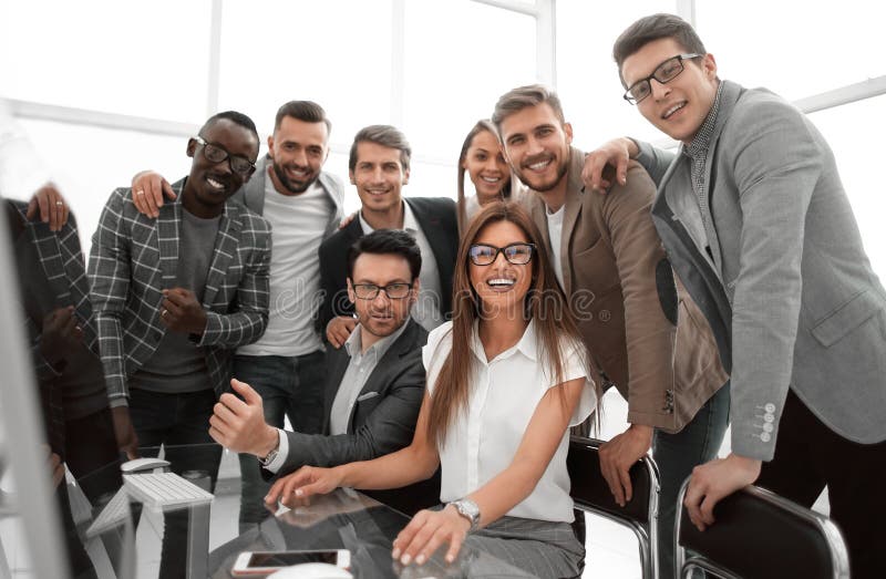 Abschluss oben Berufsgeschäftsteam in einem modernen Büro lizenzfreies stockbild Abschluss oben Berufsgeschäftsteam in einem modernen Büro lizenzfreies stockbild