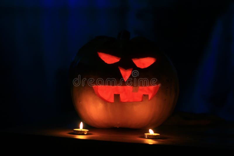 Abschluss oben ein unheimlicher Kürbis für Halloween stockfotos Abschluss oben ein unheimlicher Kürbis für Halloween stockfotos
