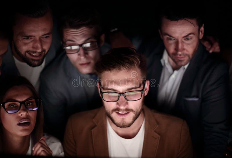 Abschluss oben eine Arbeitnehmergruppe spät arbeitend im Büro stockbilder Abschluss oben eine Arbeitnehmergruppe spät arbeitend im Büro stockbilder