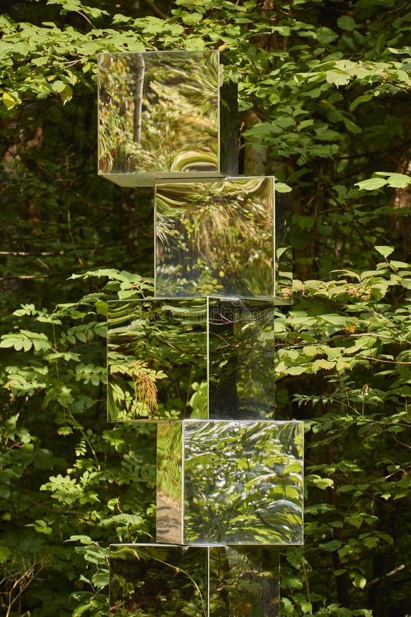 Abschluss oben einer Spiegelstatue mit Grün reflektierte Baumblätter nahe Hallstatt-Salzbergwerken in Österreich lizenzfreie stockfotografie