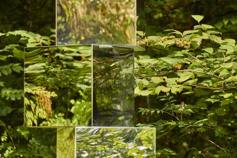 Abschluss oben einer Spiegelstatue mit Grün reflektierte Baumblätter nahe Hallstatt-Salzbergwerken in Österreich lizenzfreie stockfotos