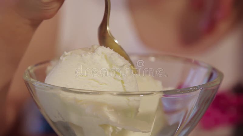 Abschluss schoss von wenig Mädchen in der Küche zu Hause Eiscreme plaudernd und essen.