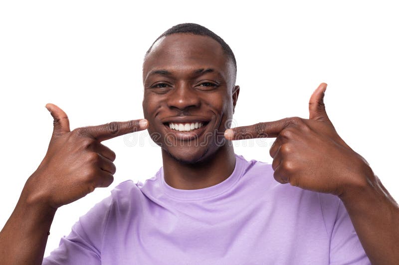 Abschlussportrait eines jungen stolzen Amerikaners, gekleidet in einem hellen lila Shirt auf weißem Hintergrund mit Kopierraum stockfotos