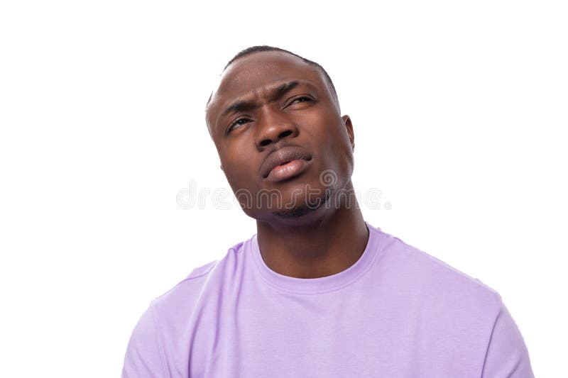 Abschlussportrait eines jungen stolzen Amerikaners, gekleidet in einem hellen lila Shirt auf weißem Hintergrund mit Kopierraum lizenzfreie stockfotografie