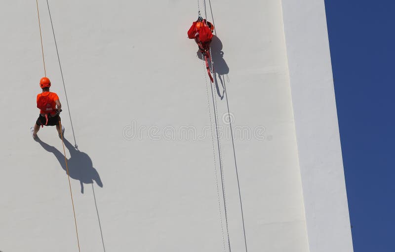 Abseil på en byggande fasad i palma royaltyfri foto