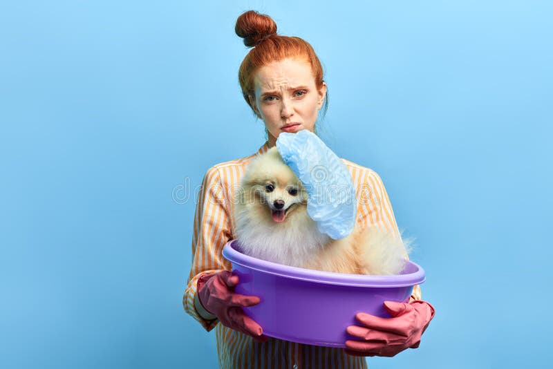 Absin dai capelli rossi triste della tenuta della ragazza con il cappuccio di nuoto d'uso del cane fotografia stock libera da diritti Absin dai capelli rossi triste della tenuta della ragazza con il cappuccio di nuoto d'uso del cane fotografia stock libera da diritti