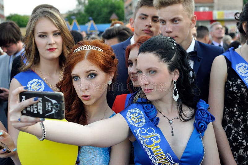 Absolwenci od różnych szkół bierze selfie w świętowanie paradzie zdjęcie royalty free Absolwenci od różnych szkół bierze selfie w świętowanie paradzie zdjęcie royalty free