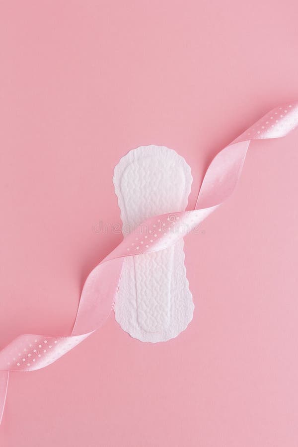 Absorvente Branca Com Flores De Peões Sobre Fundo Rosa. Conceito Positivo  De Corpo. Espaço De Cópia Foto de Stock - Imagem de naughty, ginecologia:  233974560