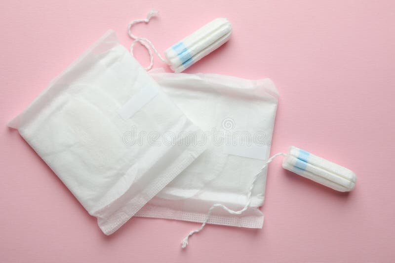 Absorvente Branca Com Flores De Peões Sobre Fundo Rosa. Conceito Positivo  De Corpo. Espaço De Cópia Foto de Stock - Imagem de naughty, ginecologia:  233974560