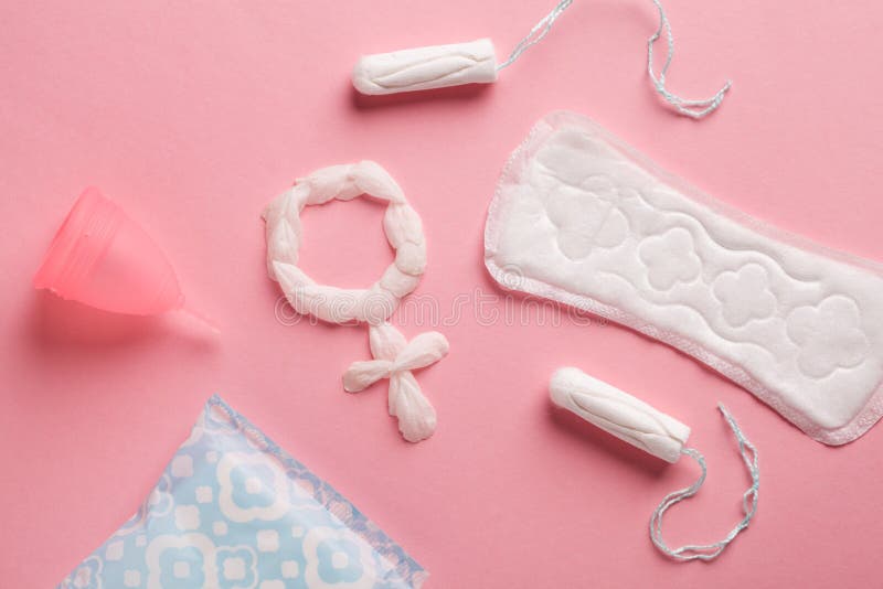 Copo menstrual branco com corações vermelhos simbolizando a menstruação em  rosa