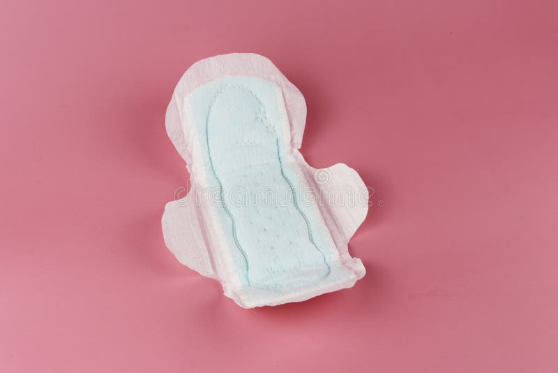 Foto de Menstruação Mulher Branca Deitada No Fundo Rosa Forro Feminino Com  Pena Vermelha Os Dias Críticos Das Mulheres e mais fotos de stock de  Algodão - Material Têxtil - iStock