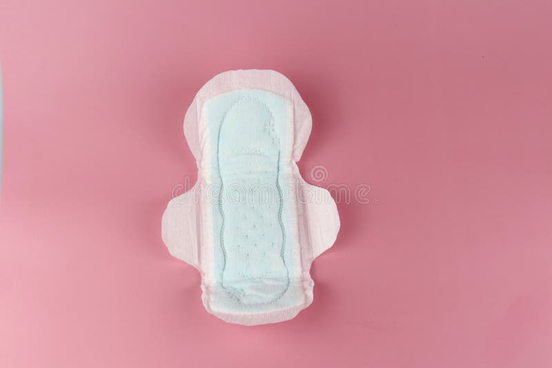 Foto de Menstruação Mulher Branca Deitada No Fundo Rosa Forro Feminino Com  Pena Vermelha Os Dias Críticos Das Mulheres e mais fotos de stock de  Algodão - Material Têxtil - iStock