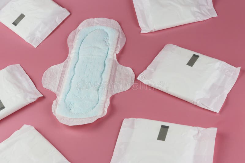 Foto de Menstruação Mulher Branca Deitada No Fundo Rosa Forro Feminino Com  Pena Vermelha Os Dias Críticos Das Mulheres e mais fotos de stock de  Algodão - Material Têxtil - iStock