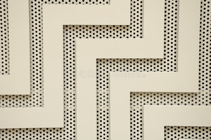 Immagine astratta di linee e di fori di sfiato in una cassa di metallo, creando un labirinto come il modello.