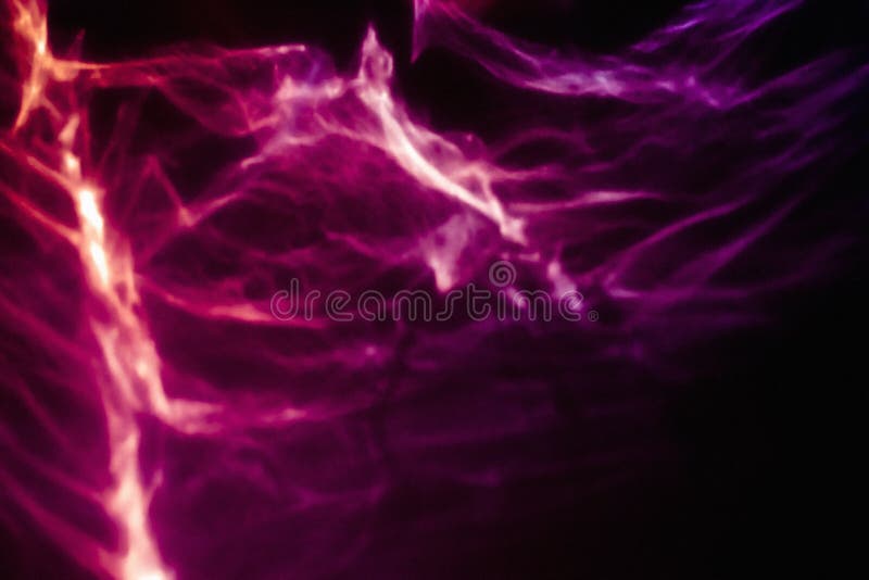 Ánh sáng neon đỏ tím trên nền đen: Lửa nóng bỏng của ánh sáng neon đỏ tím phản chiếu lên mặt đen sẽ tạo ra những điểm nhấn đặc biệt cho không gian của bạn. Trong đêm tối, những ánh sáng neon sẽ làm cho mọi thứ trở nên sống động và ấn tượng hơn.