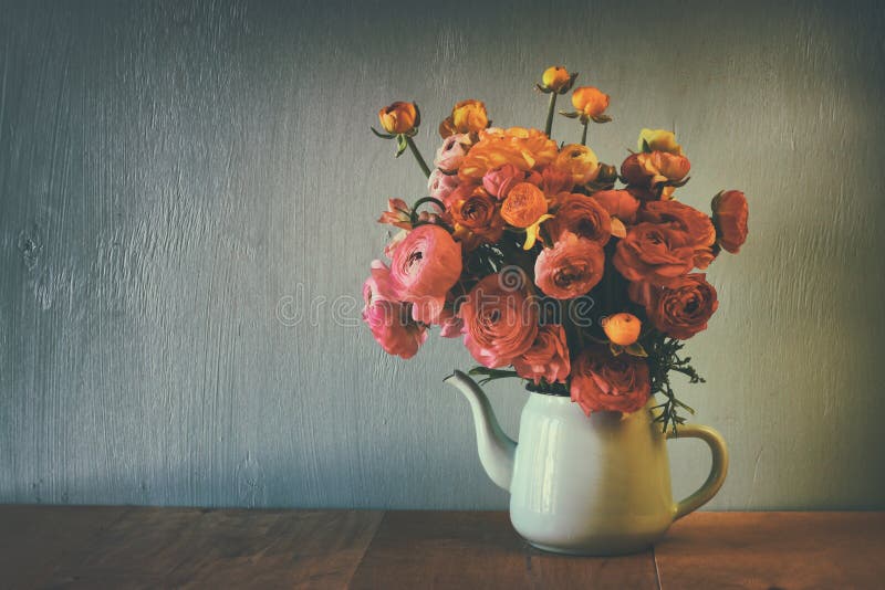 Abstract rustig beeld van de zomerboeket van bloemen op de houten lijst wijnoogst gefiltreerd beeld royalty-vrije stock afbeeldingen Abstract rustig beeld van de zomerboeket van bloemen op de houten lijst wijnoogst gefiltreerd beeld royalty-vrije stock afbeeldingen