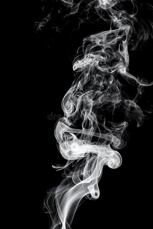 Abstraktní bílý kouř na černém pozadí.