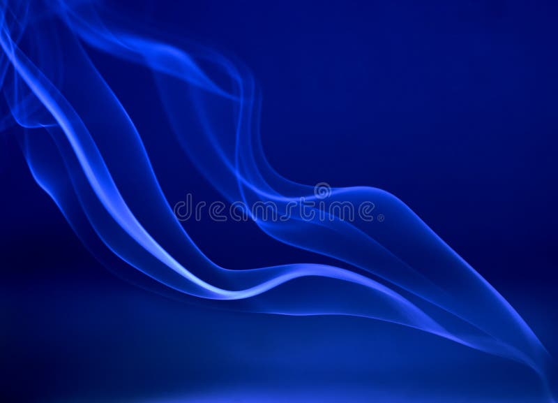 Abstracto fumar pendientes sobre el profundo azul Éste es un, no ilustraciones, .