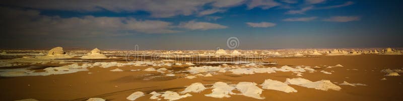 Abstracte aardbeeldhouwwerken in Witte woestijn, de Sahara, Egypte royalty-vrije stock fotografie Abstracte aardbeeldhouwwerken in Witte woestijn, de Sahara, Egypte royalty-vrije stock fotografie