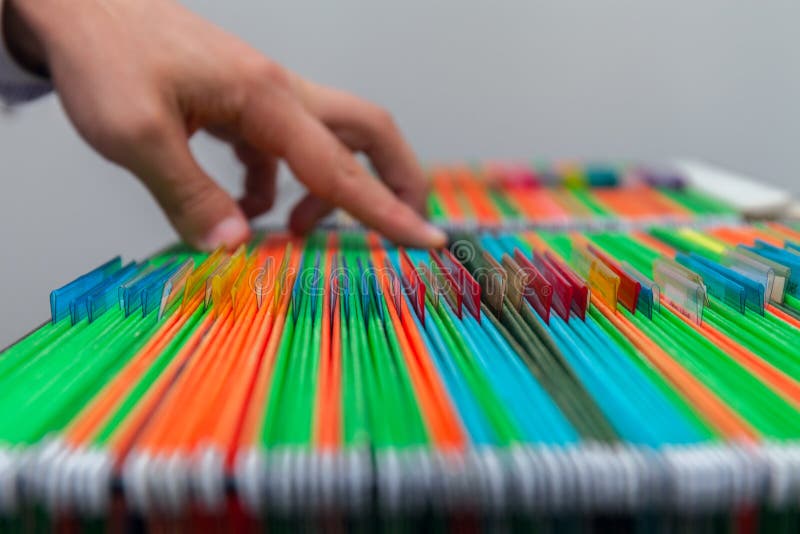 Abstracte achtergrond kleurrijke hangende dossieromslagen in lade Bemant het document van het handonderzoek royalty-vrije stock afbeeldingen Abstracte achtergrond kleurrijke hangende dossieromslagen in lade Bemant het document van het handonderzoek royalty-vrije stock afbeeldingen