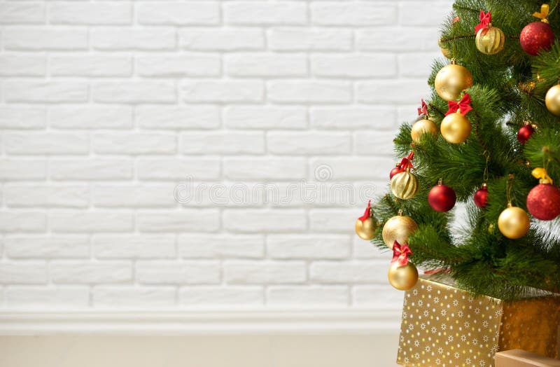 Abstracte achtergrond van Kerstmisboom en lege bakstenen muur, klassieke witte binnenlandse achtergrond, exemplaarruimte voor tek