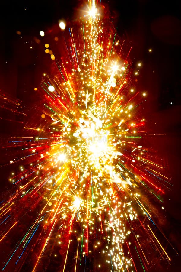 Abstracte gouden lichte Kerstmisboom op rode achtergrond royalty-vrije stock fotografie Abstracte gouden lichte Kerstmisboom op rode achtergrond royalty-vrije stock fotografie