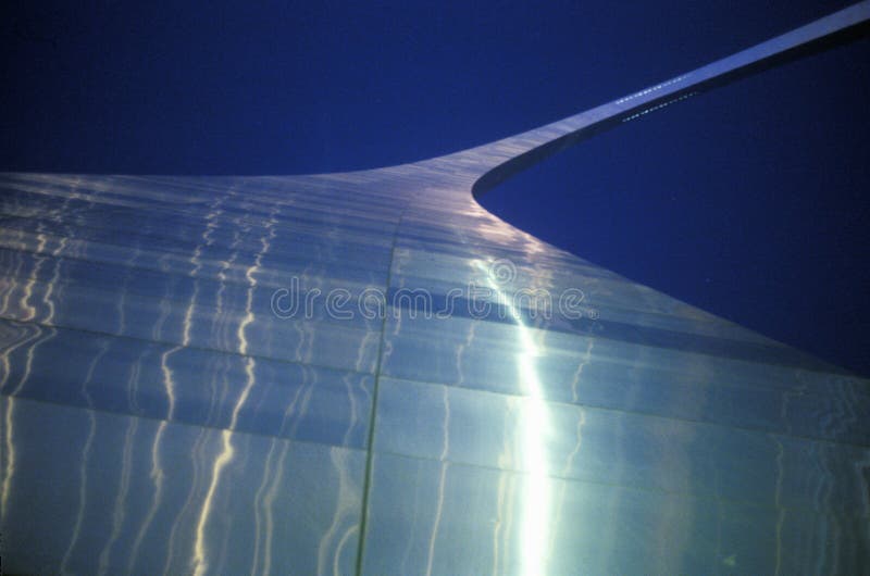 Abstracte mening van St Louis Arch van onderaan, MO royalty-vrije stock foto Abstracte mening van St Louis Arch van onderaan, MO royalty-vrije stock foto