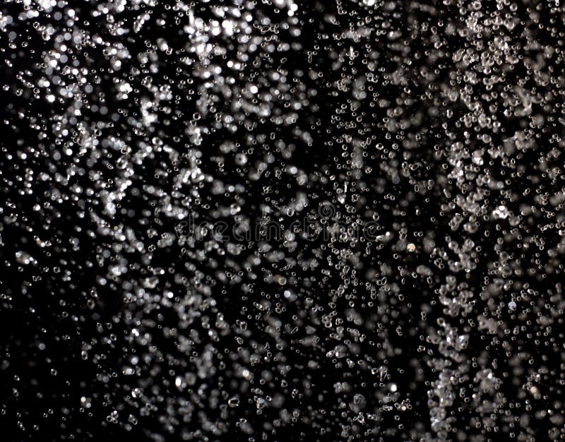 Abstracte plonsen van water op een zwarte achtergrond stock afbeeldingen