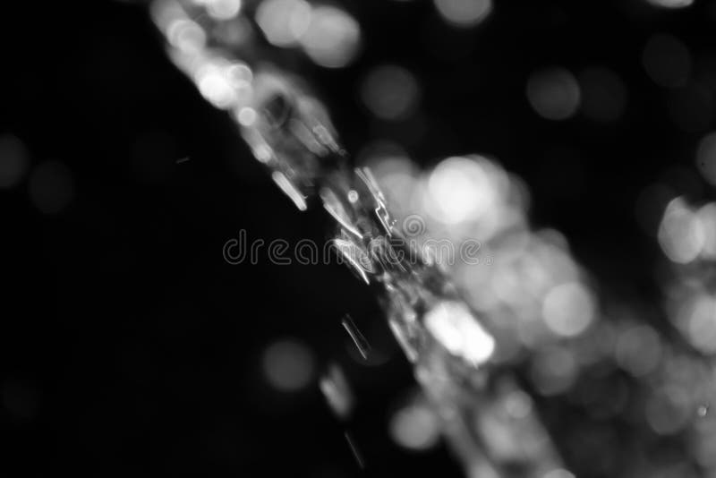 Abstracte plonsen van water op een zwarte achtergrond stock afbeelding Abstracte plonsen van water op een zwarte achtergrond stock afbeelding