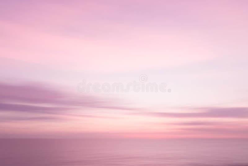 Abstracte roze zonsonderganghemel en oceaanaardachtergrond