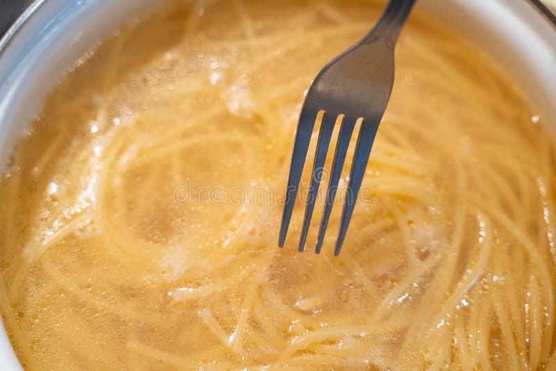 Abstracte spaghettiachtergrond in kokende bouillon op vork dicht omhoog royalty-vrije stock foto Abstracte spaghettiachtergrond in kokende bouillon op vork dicht omhoog royalty-vrije stock foto