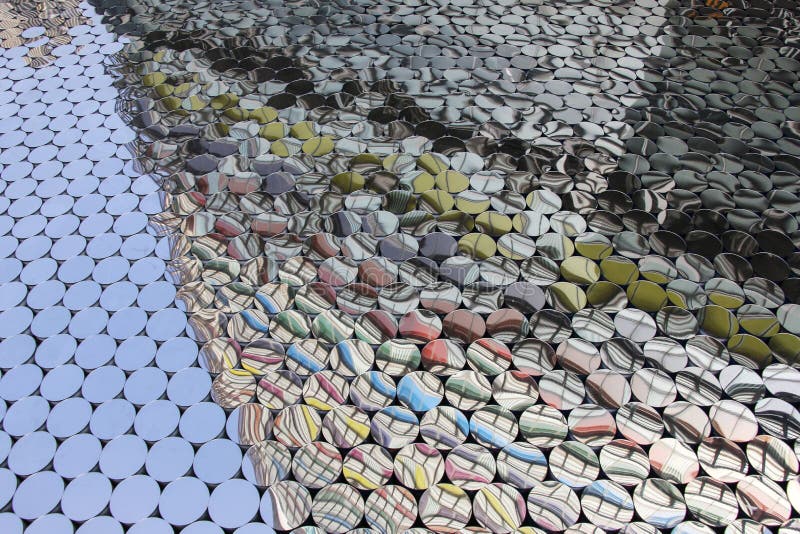 Abstraction faite des canettes en aluminium disposées en rangées, avec les objets qui les entourent reflétés dans celles-ci photos stock Abstraction faite des canettes en aluminium disposées en rangées, avec les objets qui les entourent reflétés dans celles-ci photos stock