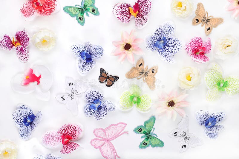 Carte De Joyeux Anniversaire Avec Des Fleurs Et Des Papillons Photos Libres De Droits Et Gratuites De Dreamstime